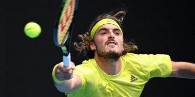 Un Tsitsipas en apuros supera en cinco sets al invitado Kokkinakis