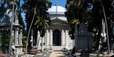 Proyecto plantea aumentar por cinco las multas por realizar pintadas en muros de los cementerios