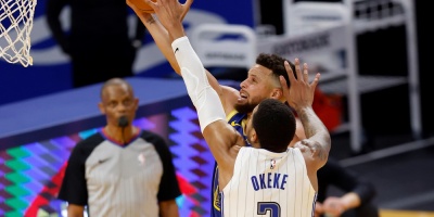 Curry da otra exhibici�n de 40 puntos, Jimmy Butler logra triple-doble