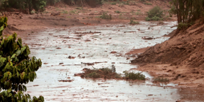 Rescataron a tres personas que hab�an quedado atrapadas tras cruzar zonas inundadas