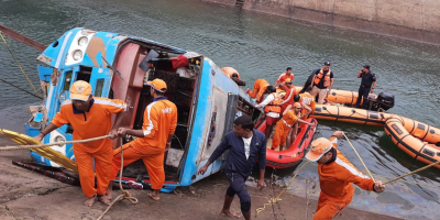 Aumentan a 45 los muertos al caer un �mnibus a un canal de agua en la India