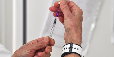 Argentina recibe nuevo lote de vacunas y comienza aplicaci�n en mayores de 70