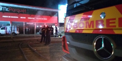 Extinguen incendio en local comercial 