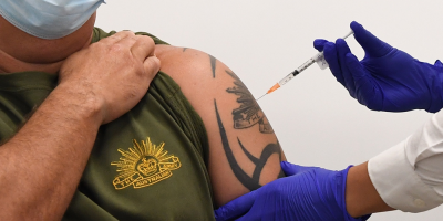 Australia vacuna a trabajadores contra la covid-19 en medio de la pol�mica