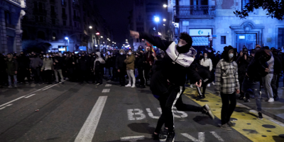 Ocho detenidos en Barcelona en sexta noche de disturbios por prisi�n de Hasel