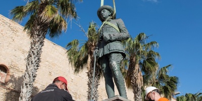 Retiran la �ltima estatua del dictador Francisco Franco que quedaba en Espa�a