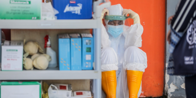 Casos globales caen por sexta semana consecutiva y las muertes bajan un 20 %