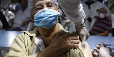 Vacunas de Pfizer llegar�an el 10 o 12 de marzo: residenciales comenzar�an a vacunar a fin de ese mes