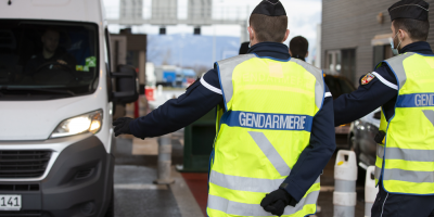 Macron no contempla levantar restricciones antes de un mes