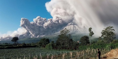 El volc�n indonesio Sinabung emite columna de humo de 5.000 metros de altura