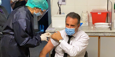 El ministro Salinas ya recibi� la primera dosis contra la Covid-19