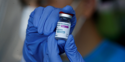 Portugal pasa a recomendar la vacuna de AstraZeneca para mayores de 65 a�os