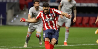 Luis Su�rez presiona a Messi