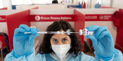 Italia suspende temporalmente la vacunaci�n con un lote de AstraZeneca