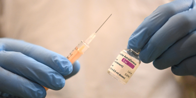 La OMS recomienda seguir vacunando contra la COVID con AstraZeneca