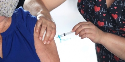 Allanan Ministerio de Salud en Ecuador por vacunaci�n irregular contra covid