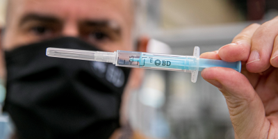 El Reino Unido afronta retrasos en el suministro de vacunas desde la India