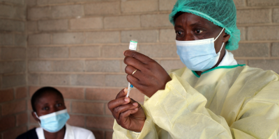 UA y OMS defienden la vacuna de AstraZeneza en �frica pese a dudas en Europa