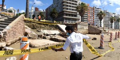 Vientos derribaron muro de la rambla en Pocitos