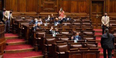 Parlamento aprob� limitaci�n de reuniones y modific� proyecto del Gobierno