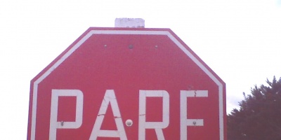 Detienen a un hombre que transportaba un cartel de Pare