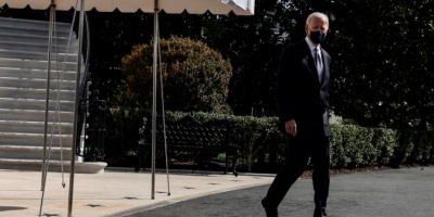 Biden tropieza tres veces al subir las escaleras del avi�n presidencial