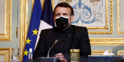 Macron urge a acelerar la vacunaci�n y a potenciar el teletrabajo