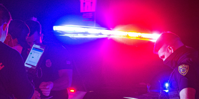 Un muerto y dos bomberos heridos en un incendio en residencial de Nueva York