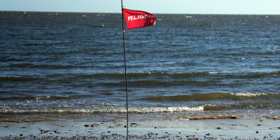 Suspenden servicio de guardavidas en Pajas Blancas tras vandalizaci�n de puesto