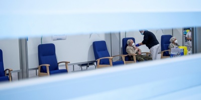 Espa�a reanuda la vacunaci�n con AstraZeneca y afronta un repunte epid�mico