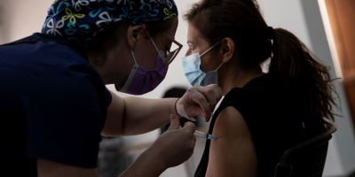 Chile mantiene ritmo de vacunaci�n, pero tasa de positividad llega al 11,4 %