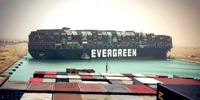 Caos luego de que gigantesco buque portacontenedores encallara y bloquea el Canal de Suez