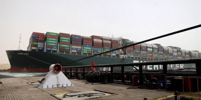 El Canal de Suez suspende temporalmente la navegaci�n por buque varado