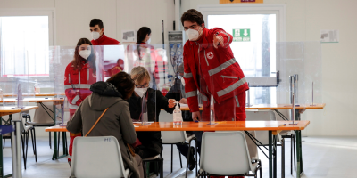 Italia prev� abrir cientos de centros para vacunar durante 12 horas al d�a