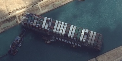 EE.UU. ofrece ayuda a Egipto para desbloquear el canal de Suez