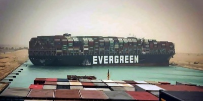 El canal de Suez sigue bloqueado por tercer d�a y m�s de 200 barcos esperan