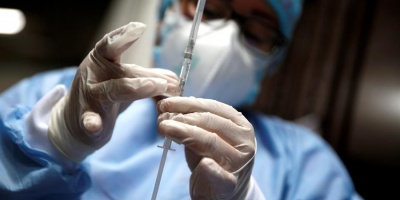 Johnson mantiene su plan de desescalada pese a la nueva ola en Europa