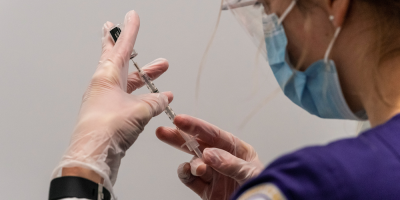 Pfizer-BioNTech dice su vacuna tiene 100 % de efectividad en adolescentes