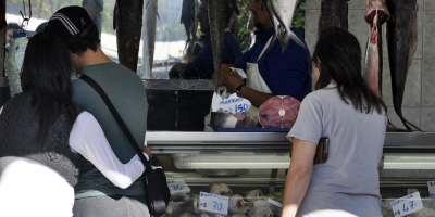Feriantes instan a que clientes adelanten compra de pescado para evitar aglomeraciones