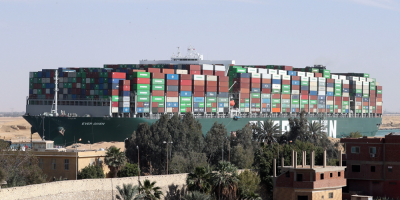 Baja el n�mero de barcos que esperan en canal de Suez pero contin�a el atasco