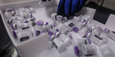 Salinas pidi� "calma" y asegur� que la vacuna de AstraZeneca es segura