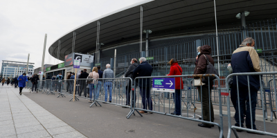 Francia suma "vacun�dromos" y hospitales militares a su campa�a anti covid