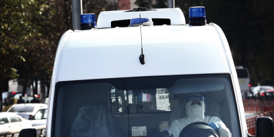 Alertan espera de horas en ambulancias para ingresar a pacientes con covid