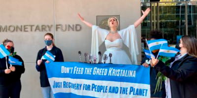 Vestida como "Evita", activista argentina urgi� al FMI  'un respiro' hacia los pa�ses m�s afectados por la pandemia