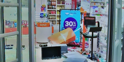 Robaron una farmacia tras impactar auto contra una de las cortinas met�licas