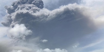 Siguen las evacuaciones mientras contin�a erupci�n de volc�n en San Vicente