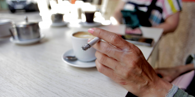 Espa�a estudia prohibir fumar en las terrazas al aire libre contra la covid