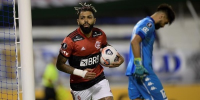 Flamengo sufre en Argentina, vence V�lez y ratifica su candidatura