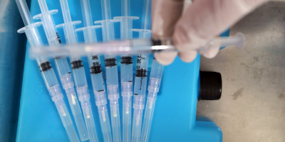 Una dosis de AstraZeneca o Pfizer reduce la infecci�n, seg�n un estudio