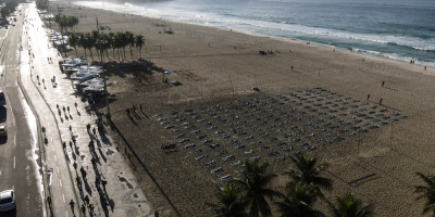 Copacabana se ti�e de luto en memoria de 400.000 muertos de covid en Brasil
